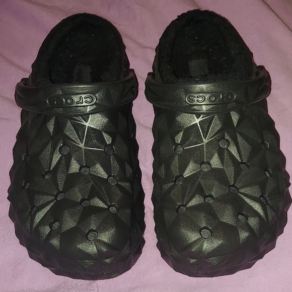 CROCS. Textured Fuzz-Lined Clogs - Picture 5 of 5